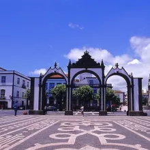 Photo: Ponta Delgada, Açores. Turismo de Portugal. A square with traditional ceremonial gateway and church
